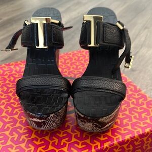 Black platform sandal- like brand new